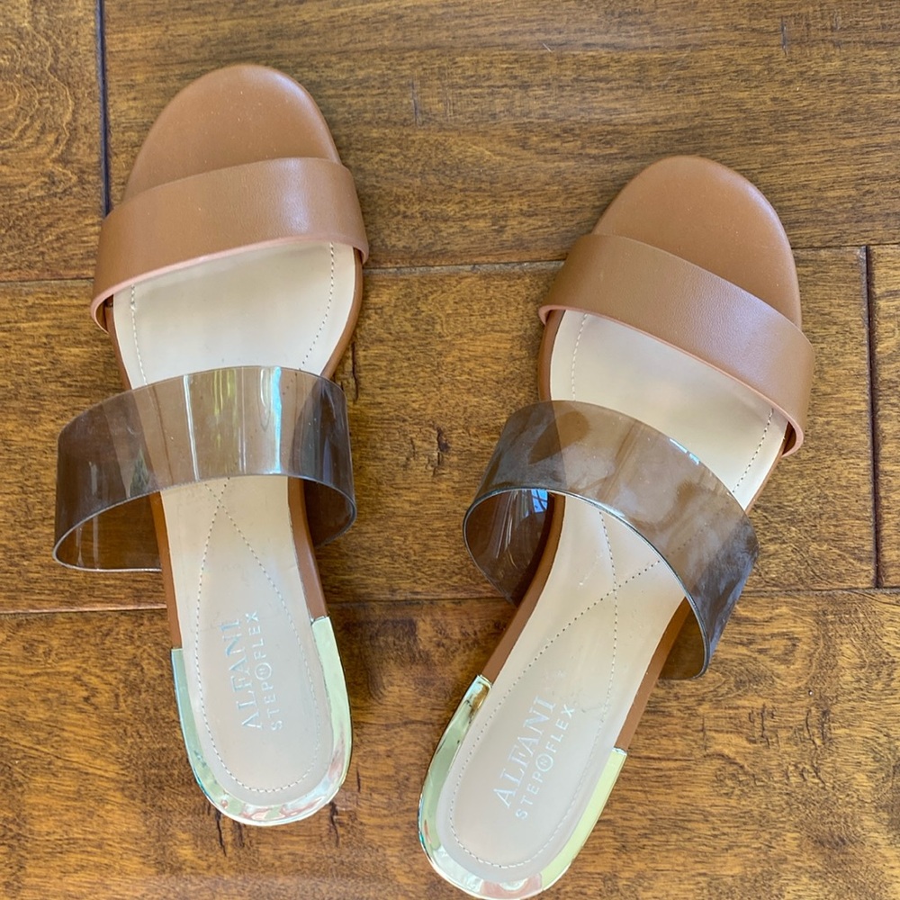 CUTE SUMMER SANDAL WITH SLIGHT WEDGED HEEL.